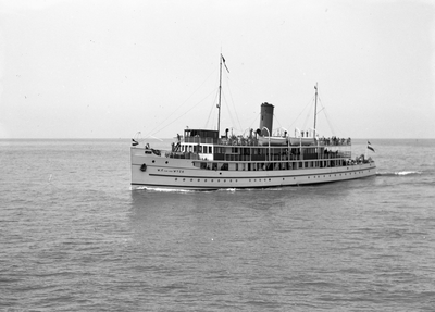 165636 Afbeelding van het motorschip W.F. van der Wyck van Rederij Koppe voor de bootdienst Enkhuizen-Stavoren.